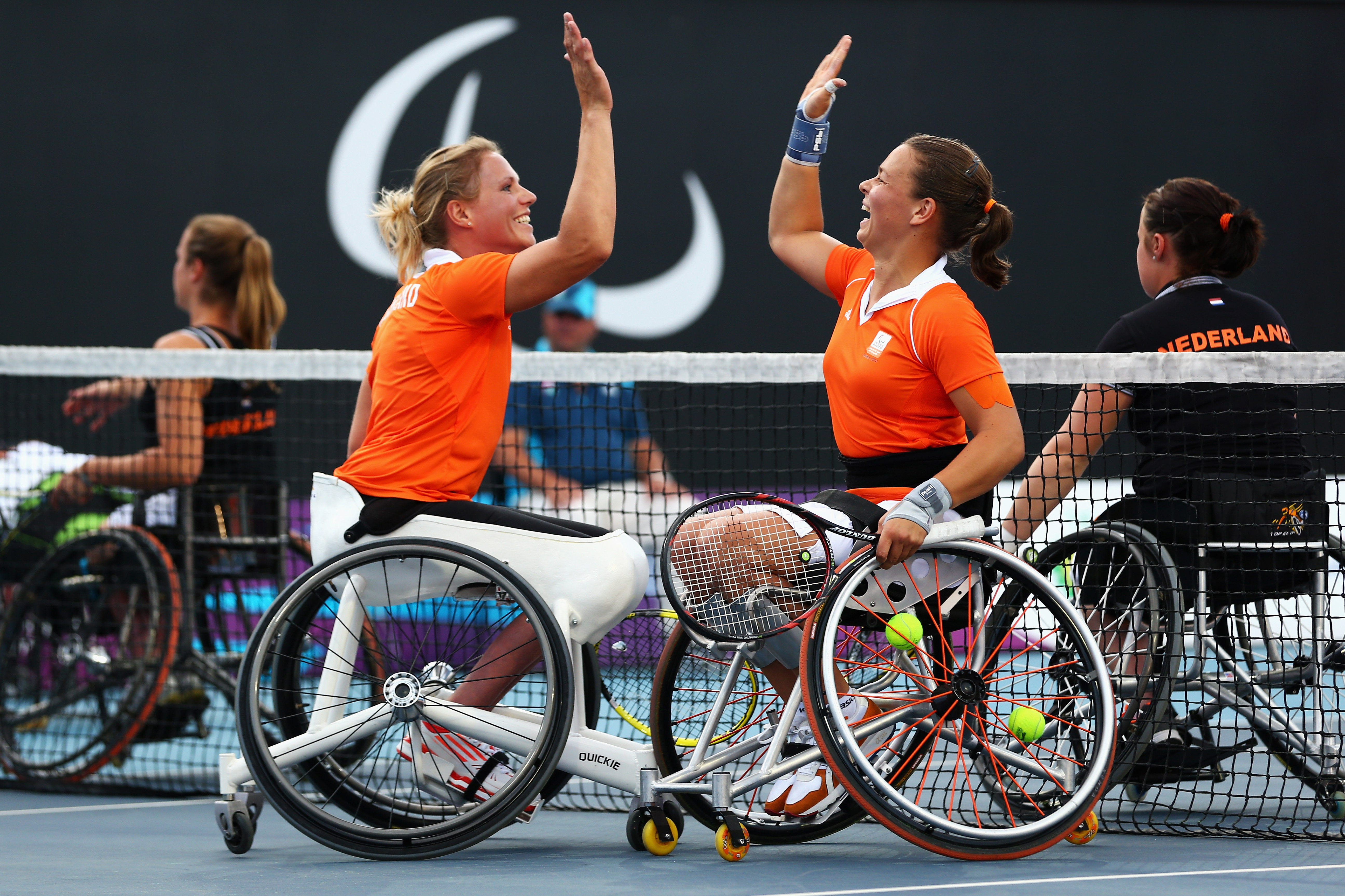 Deux joueuse de tennis fauteuil se checkent