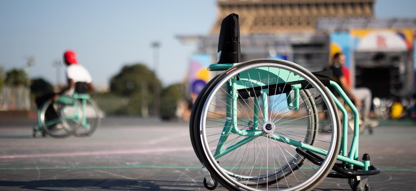 Fauteuil roulant devant la Tour Eiffel