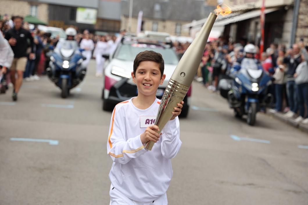 Noahm Bloutin porte la flamme olympique